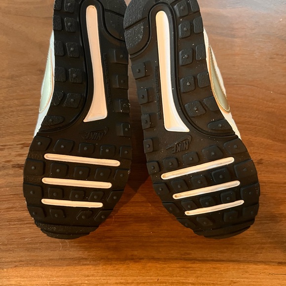 Nike MD Valiant White and Gold Sneakers 13C - Picture 4 of 4